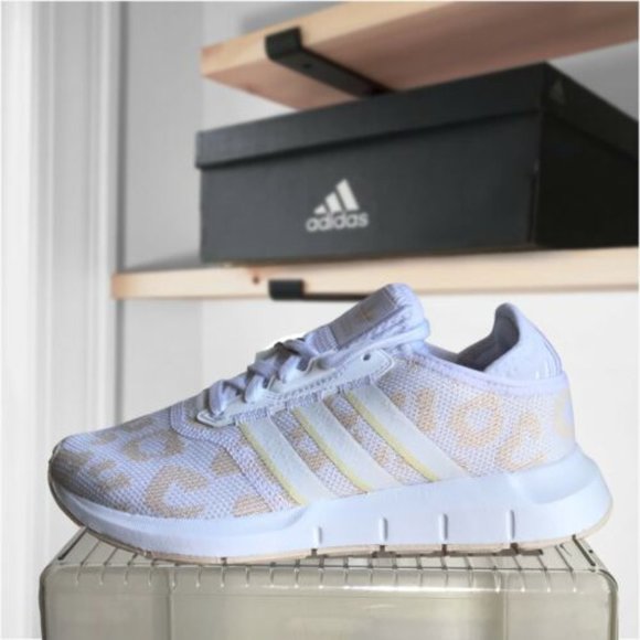 Adidas Swift Run Women's Sneaker Size 5.5 - Picture 4 of 11